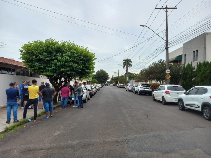 Motoristas por aplicativos realizam ‘buzinaço’ em frente ao local onde profissional foi agredido