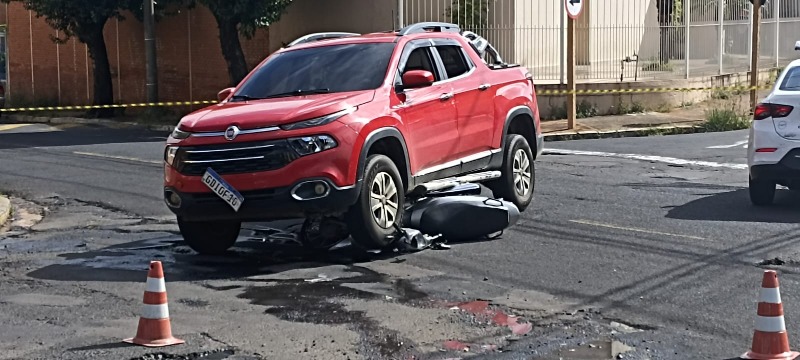 Acidente entre carro e moto deixa motociclista ferida em Araraquara