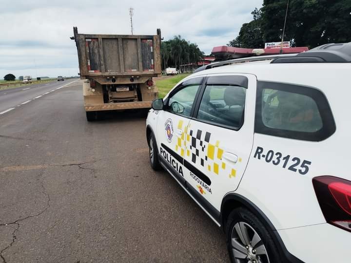 Polícia Rodoviária recupera caminhão roubado em rodovia da região
