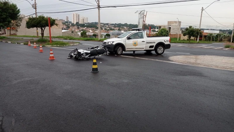 Acidente grave entre carro e moto deixa motociclista ferida no Jardim Universal em Araraquara