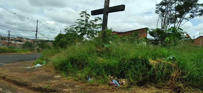 Só por Deus: ‘Manutenção não é feita há mais três anos’, desabafa morador sobre terreno abandonado