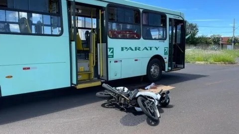 Acidente entre moto e ônibus deixa motociclista ferida no bairro do Serra Azul em Araraquara