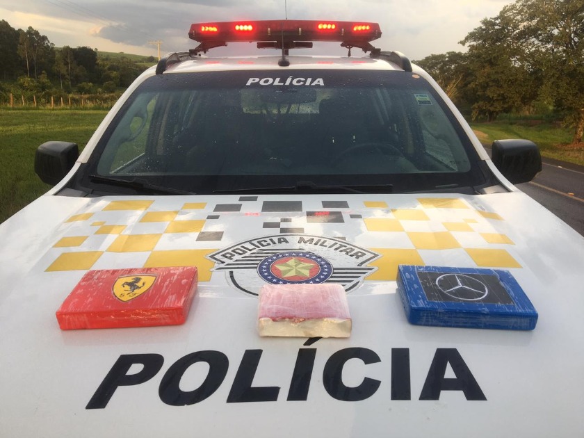 Polícia Rodoviária prende homem com drogas escondidas em fundo falso de veículo
