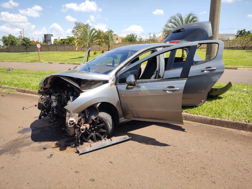 Jovem fica ferido após bater o carro contra dois postes em Araraquara