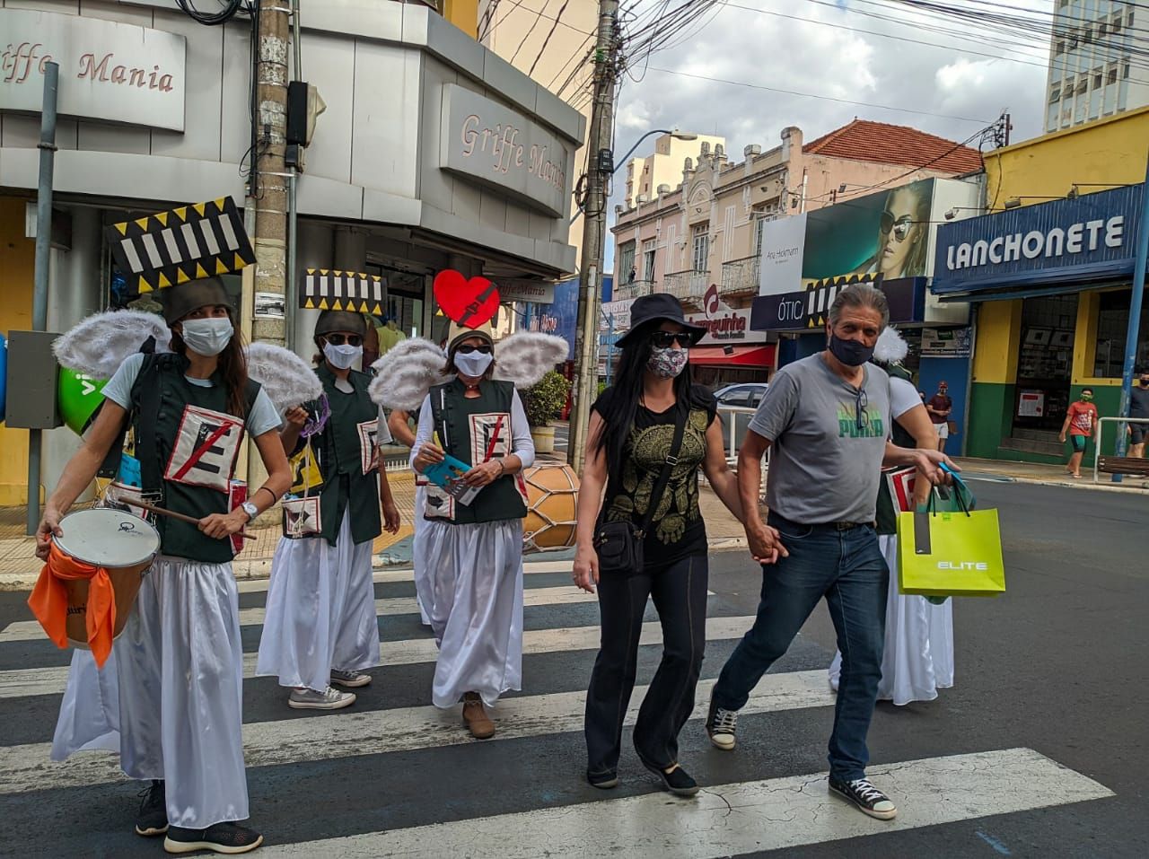 Anjos do Trânsito orientam pedestres para uso da faixa de segurança