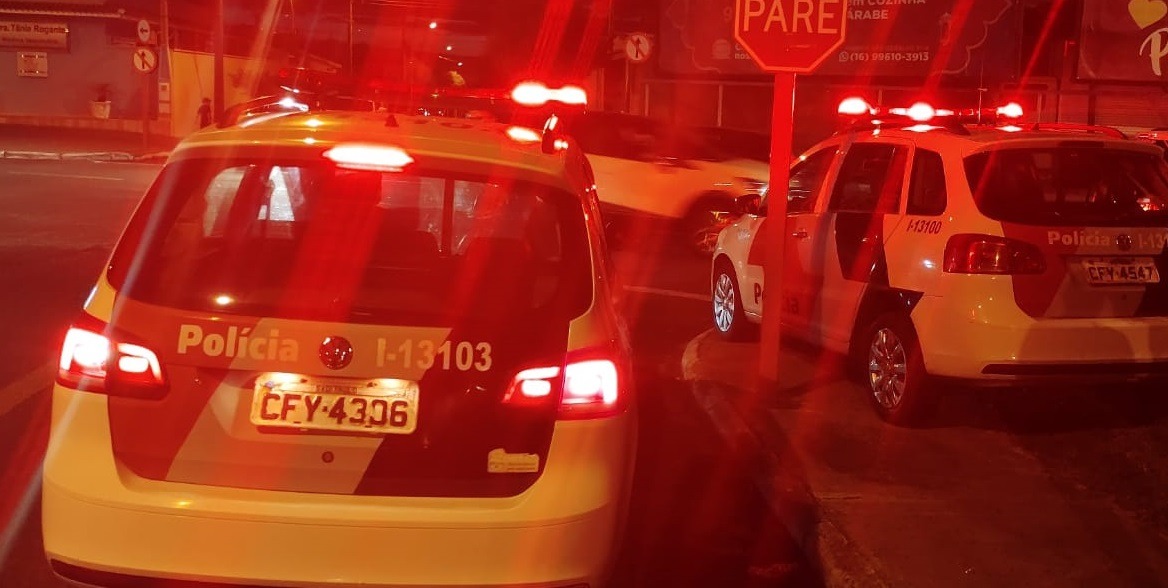 Alterado, homem ameaça companheira grávida, agride sogra e desafia policiais em Araraquara