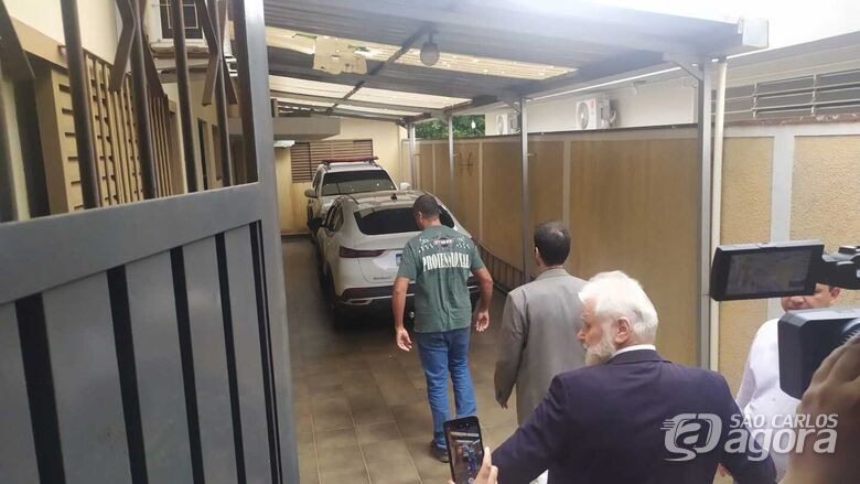 Acusado de matar homem com retroescavadeira se apresenta na delegacia