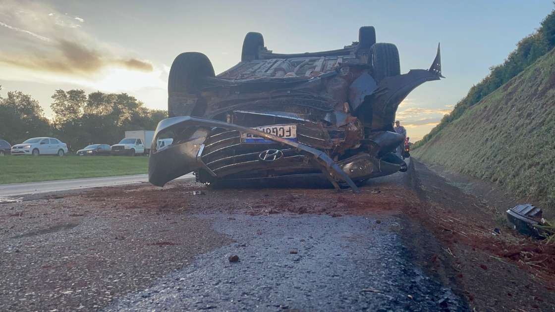 Capotamento deixa família ferida na rodovia SP-310 em Araraquara