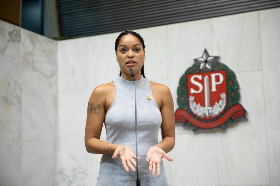 Thainara Faria chora ao denunciar racismo na Alesp