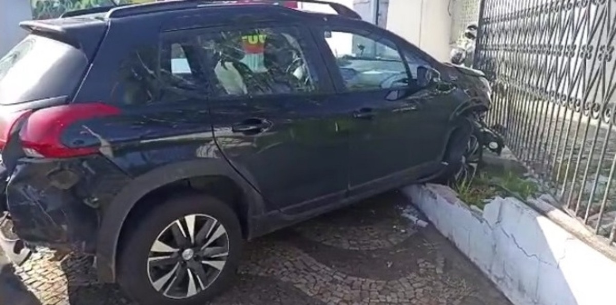 Motorista perde controle, bate em trailer de lanches e arranca portão em Araraquara