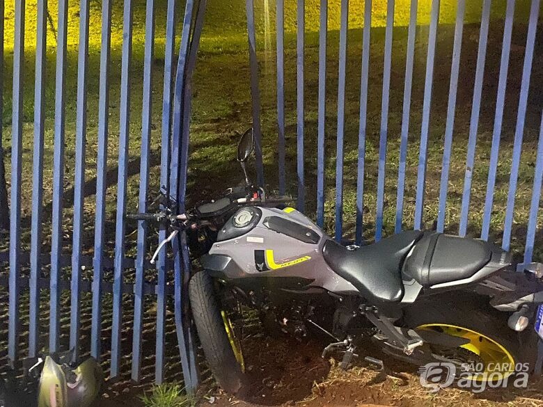 Jovem motociclista morre após bater na grade da USP em São Carlos