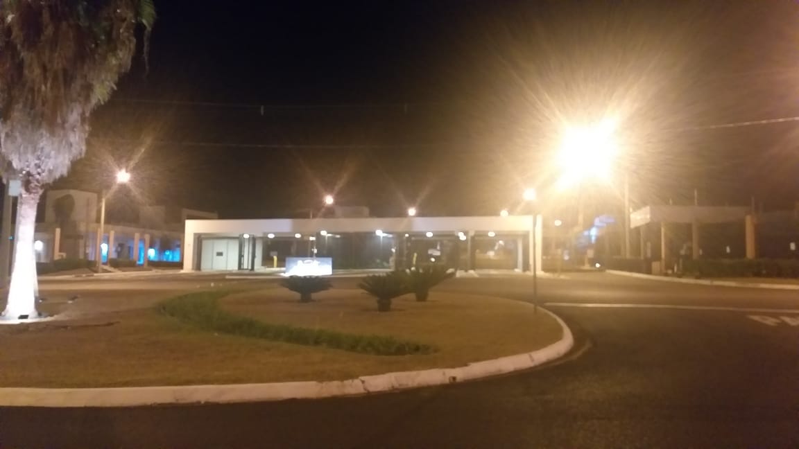 Bandidos invadem condomínio de luxo, fazem refém e roubam residência