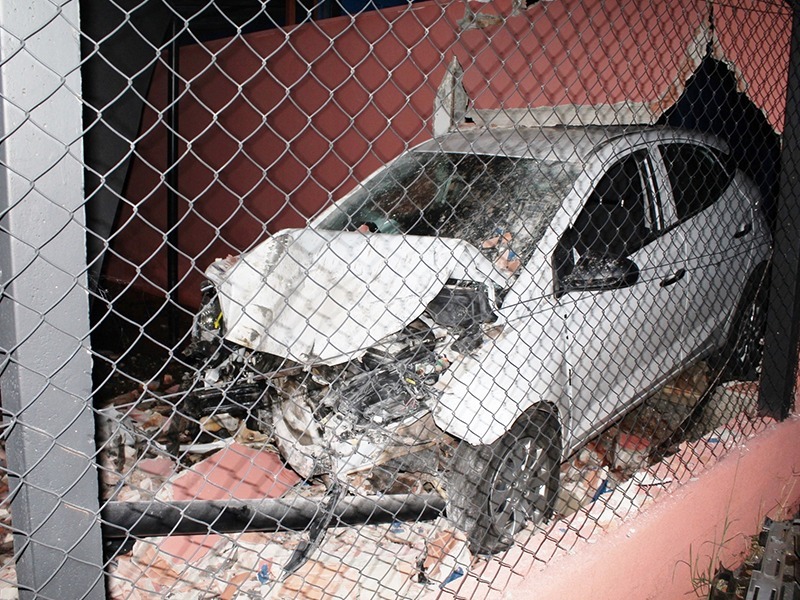 Motorista com CNH vencida bate carro em parede de loja e danifica poste de energia