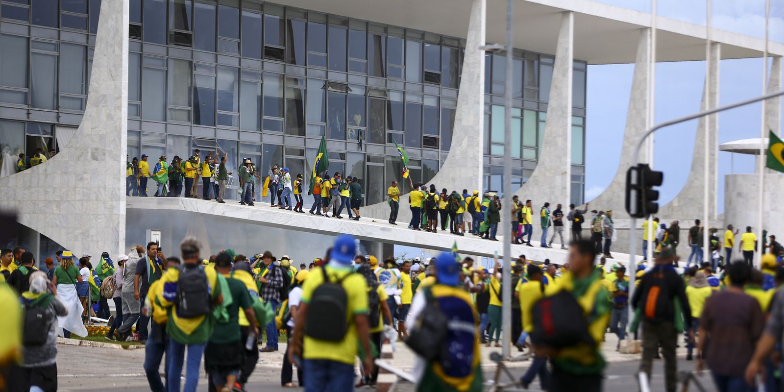STF inicia julgamento de denúncias contra envolvidos em atos golpistas