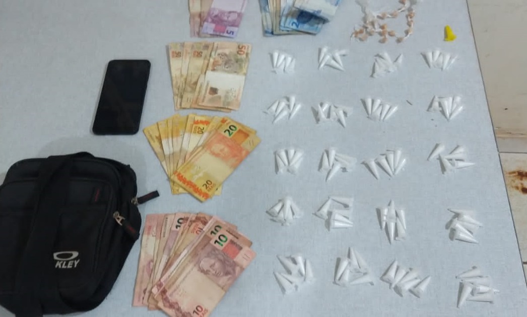 Força Tática: jovem é flagrado com centenas de pinos com cocaína e R$ 600 da venda de drogas