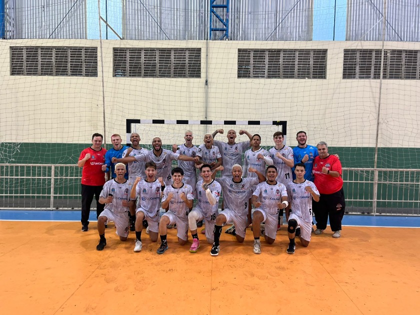 Handebol masculino ganha em Pindamonhangaba