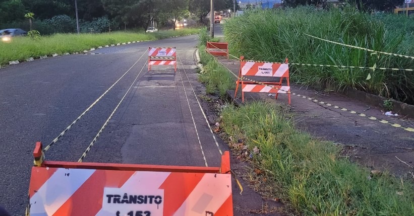Avenida Pablo Picasso é interditada sobre o córrego do Tanquinho devido às chuvas