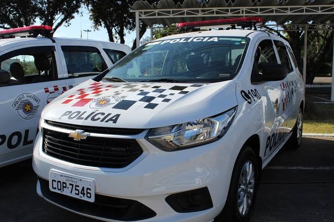 Homem tem celular roubado na Praça Pedro de Toledo