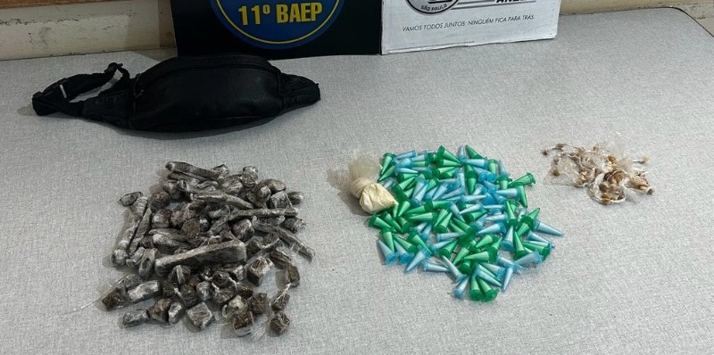Durante patrulhamento, cães do BAEP CANIL localizam drogas em terreno baldio em Araraquara