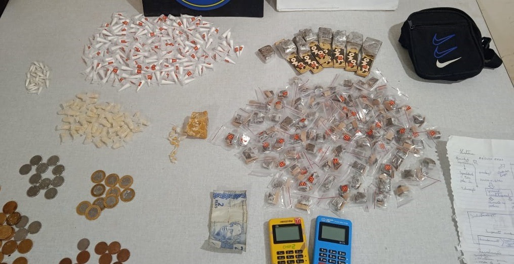BAEP apreende cocaína, crack e maconha em conjunto habitacional de Araraquara