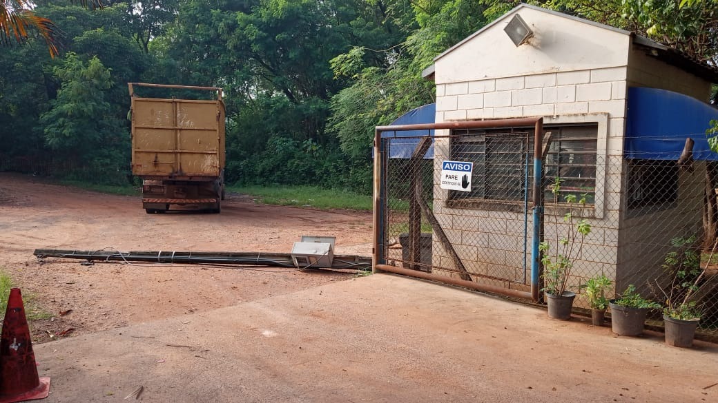 Idoso fica ferido após ser atingido por poste em bolsão de Araraquara