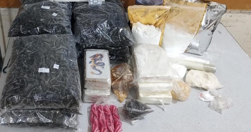 Drogas e materiais para embalo são apreendidos em condomínio de Araraquara