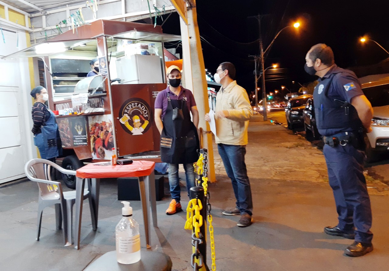 Fiscalizações em bares e restaurantes é intensificada no período noturno