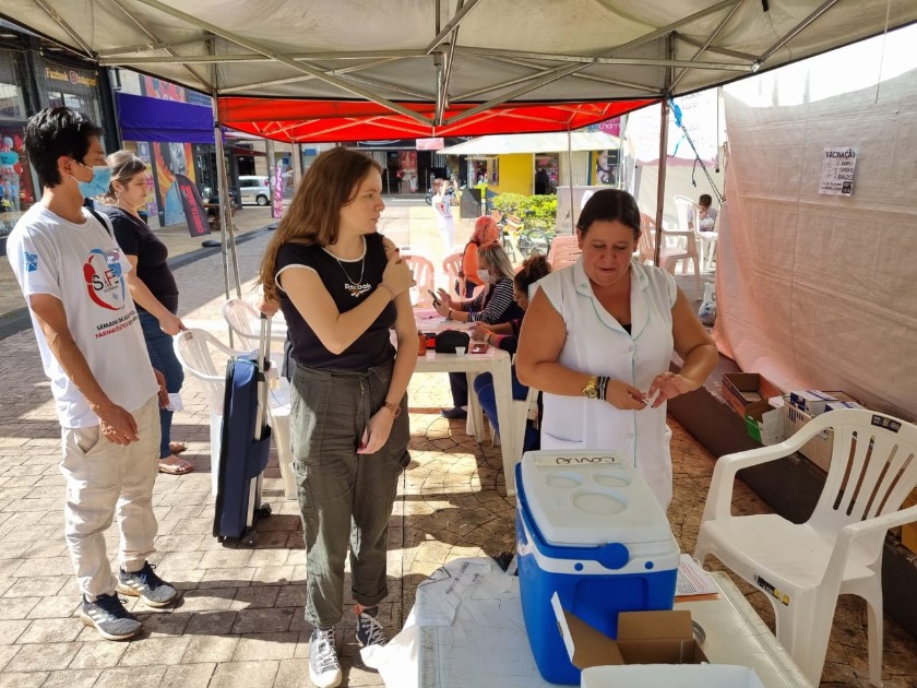 Vacinação contra Covid-19 e Influenza na praça Santa Cruz termina nesta sexta