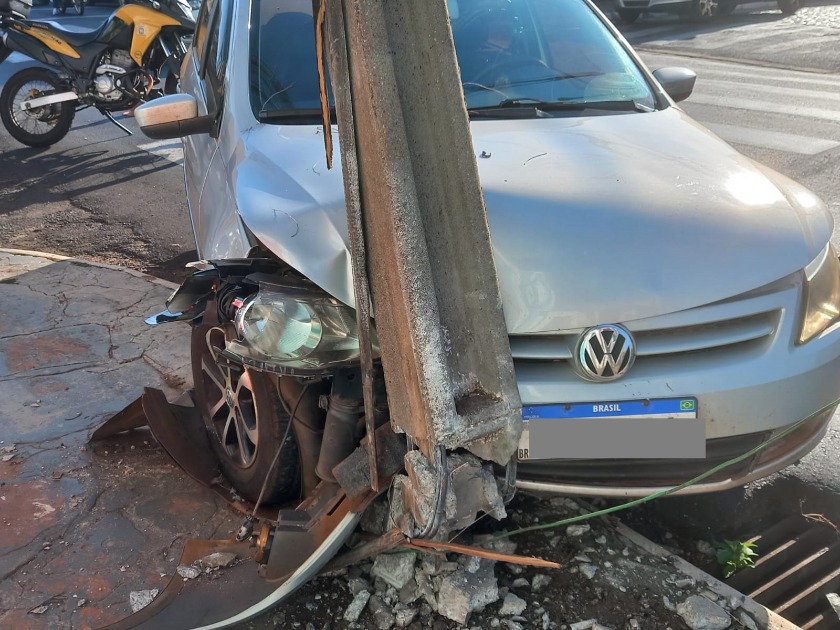 Acidente deixa poste danificado no centro de Araraquara
