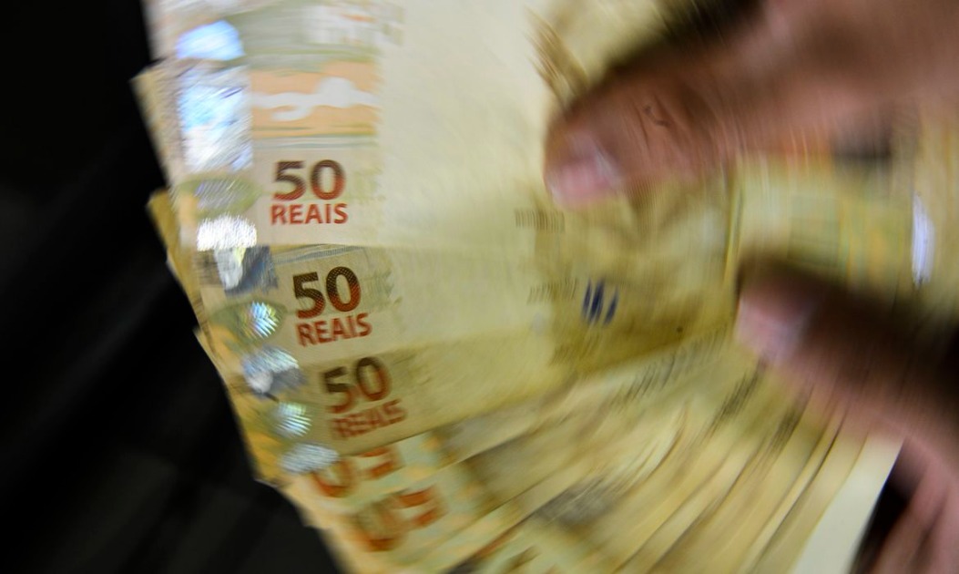 Ladra oferece 'ajuda' em banco e leva R$ 2,5 mil de idoso em Araraquara