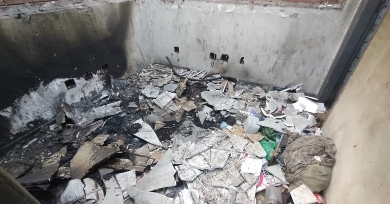 Posto de combustíveis desativado tem lixo, entulho e mato alto na Vila Xavier