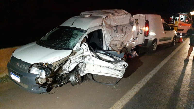 URGENTE!! Carro é atingido por caminhão em grave acidente na SP-255