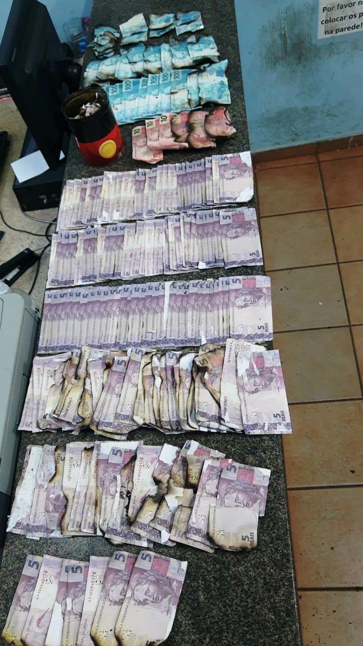 PM encontra lata com quase R$ 3 mil em dinheiro queimando