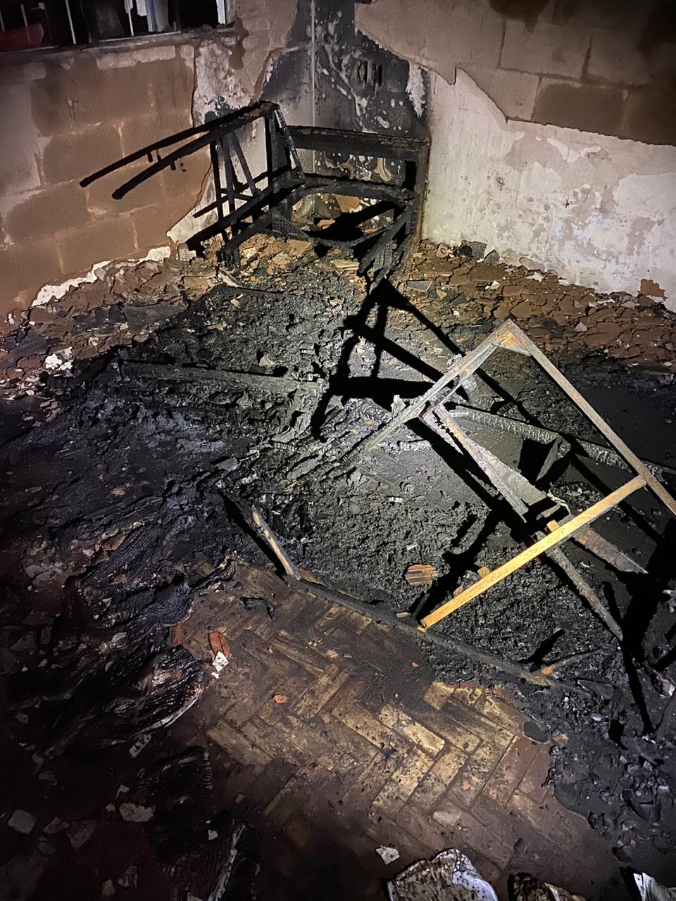 Casa pega fogo e mulher é salva por policiais em Boa Esperança