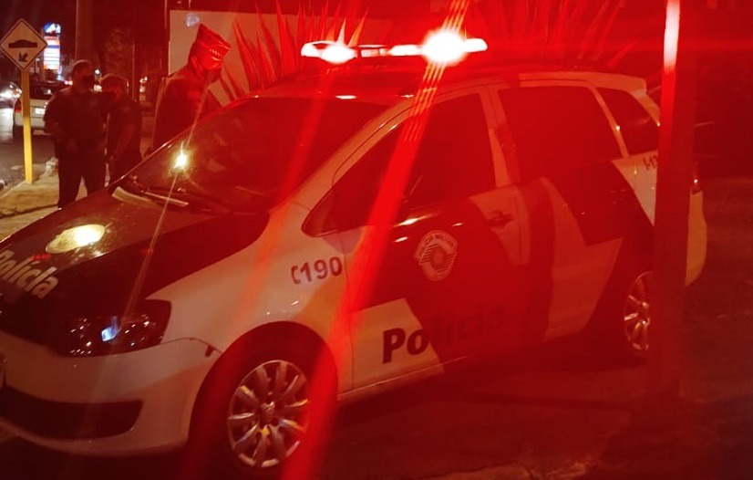 Dupla invade posto de combustíveis e frentista reage; um foi detido