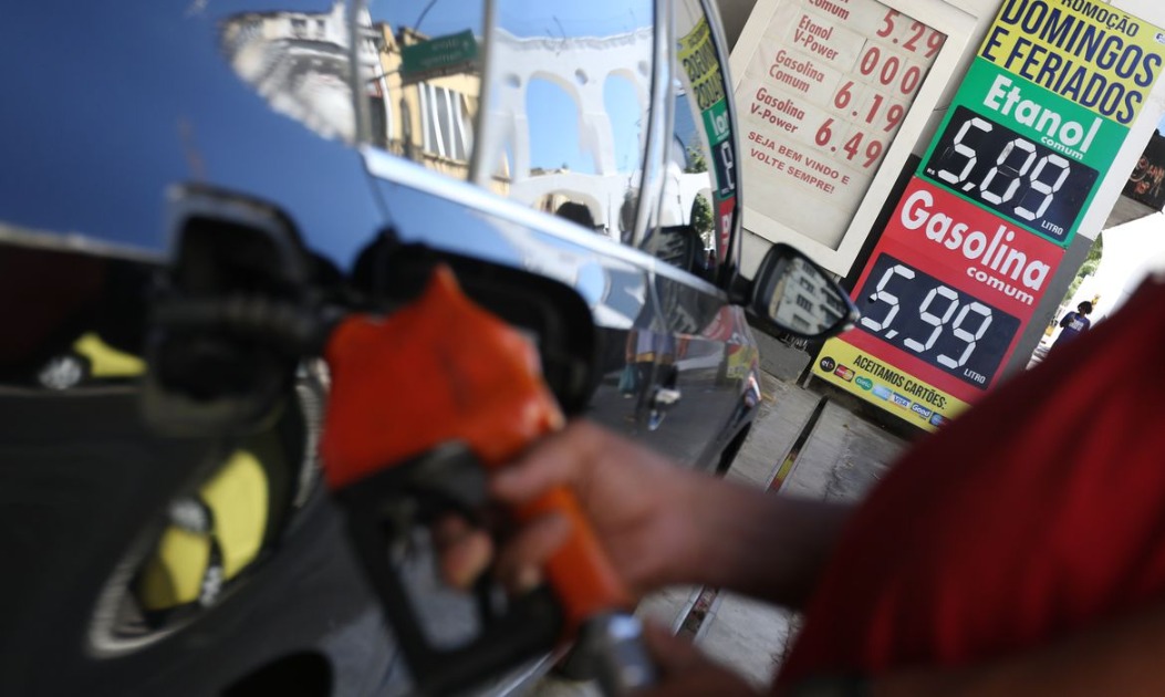 Mutirão fiscaliza redução de preços de combustível após redução da Petrobrás
