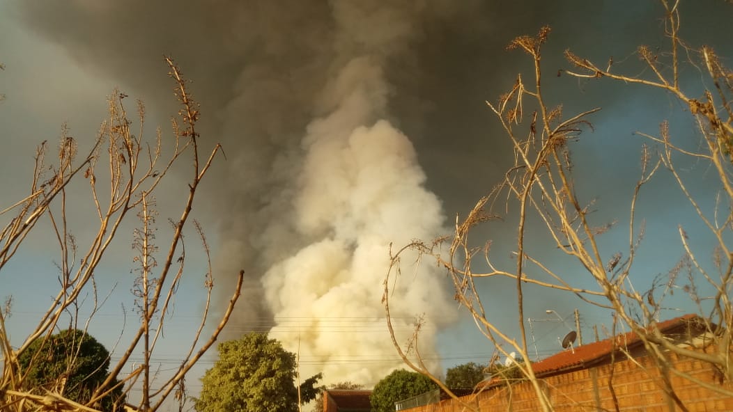 Parece vulcão em erupção, mas é só mais um incêndio na região do Selmi Dei