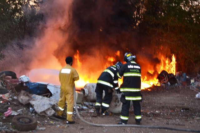 Corpo de bombeiros impede explosão durante incêndio em Matão