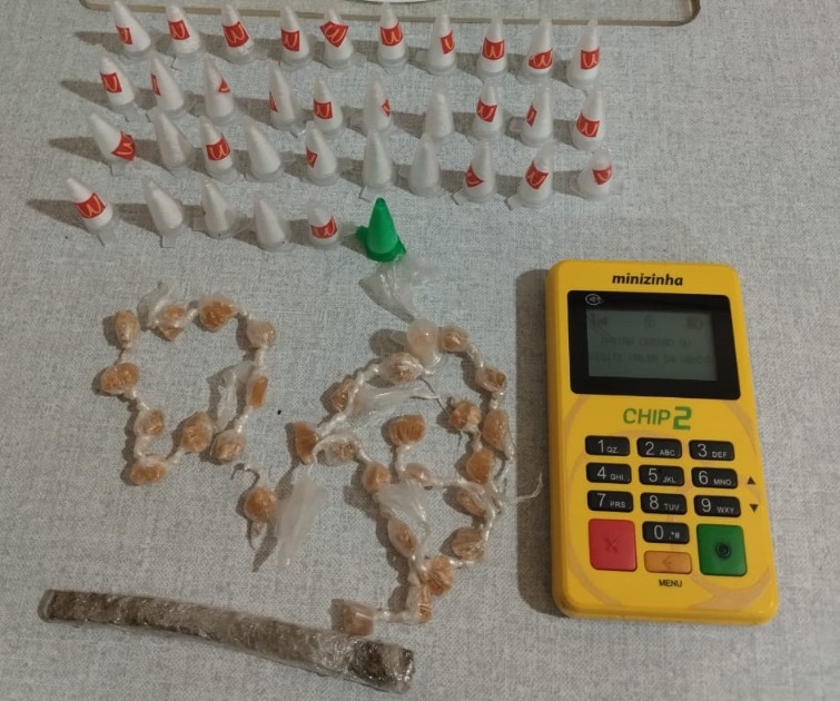 Crédito ou Débito? Polícia apreende drogas e máquina de cartão em condomínio de Araraquara