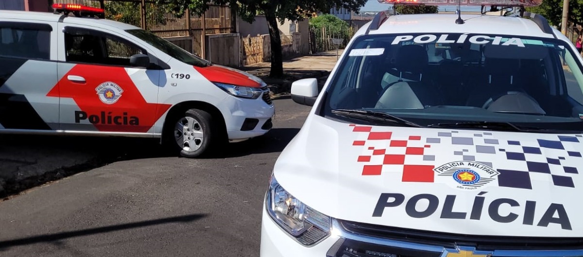 Criminoso armado invade loja, ameaça funcionária e leva 40 camisetas em Araraquara