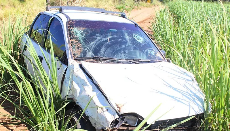 Carro capota em vicinal de Matão; motorista fugiu
