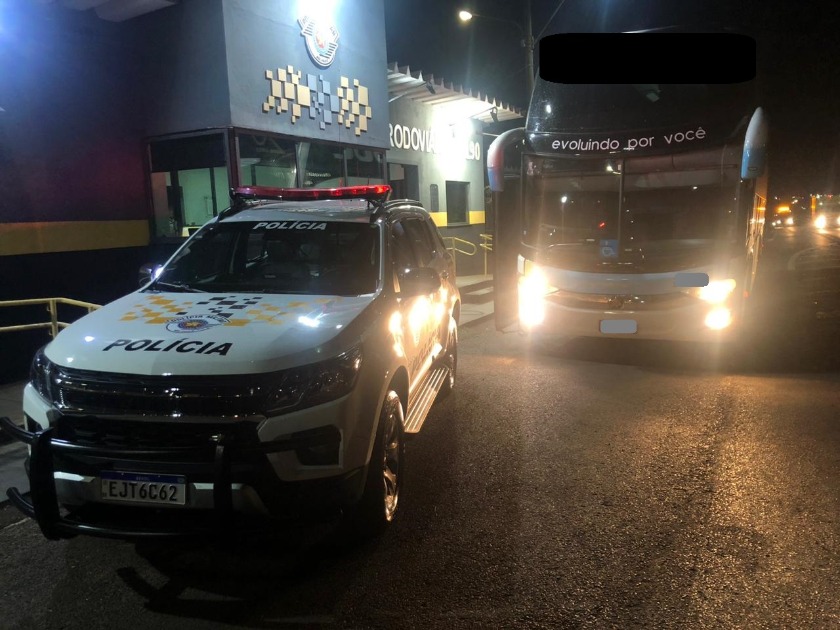 Em ônibus, polícia prende mulher com tonelada de roupa sem nota e procurado por homicídio