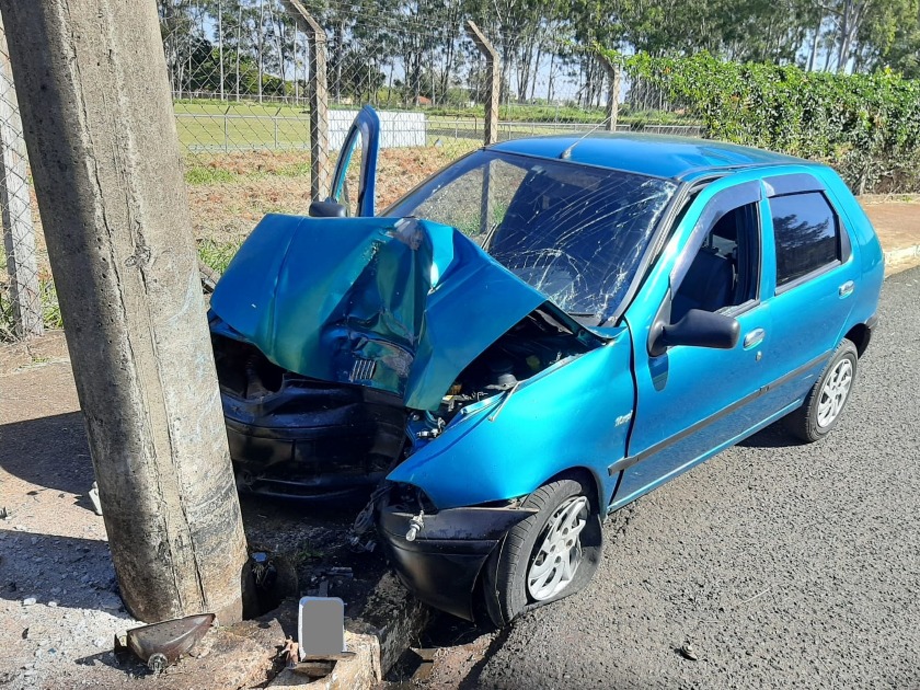 Morre motorista que colidiu violentamente contra poste em rotatória do Parque Pinheirinho