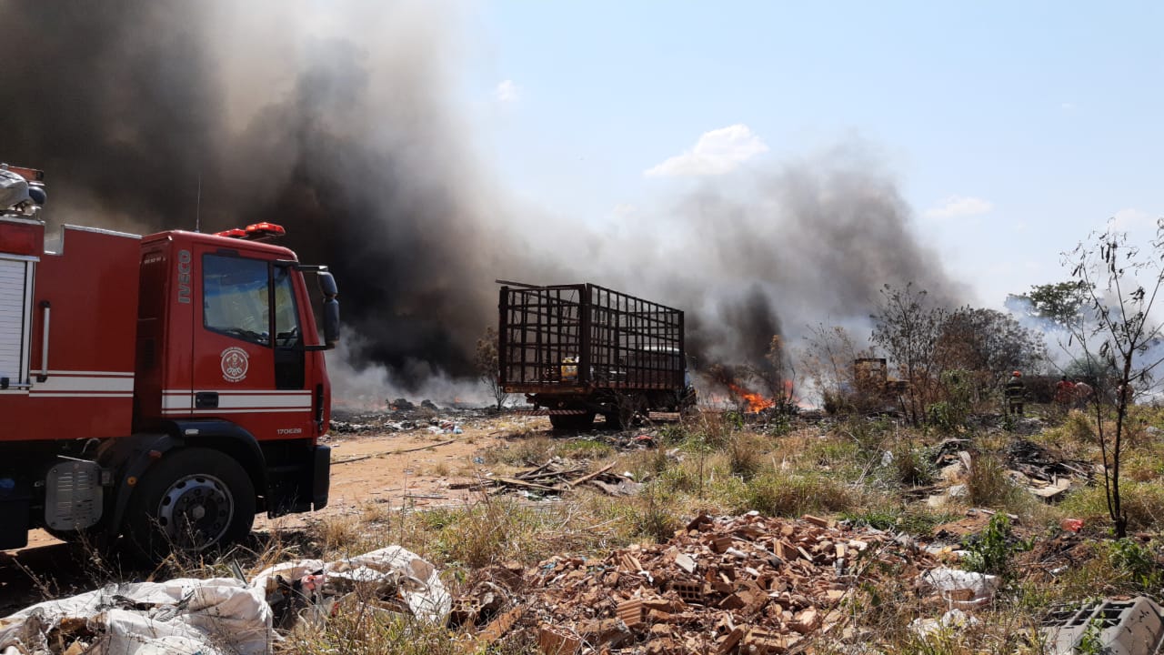 Fogo destrói barracão de materiais recicláveis e maquinários de empresa