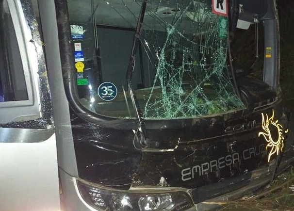 Acidente com ônibus de passageiros na SP-310 deixa quatro feridos