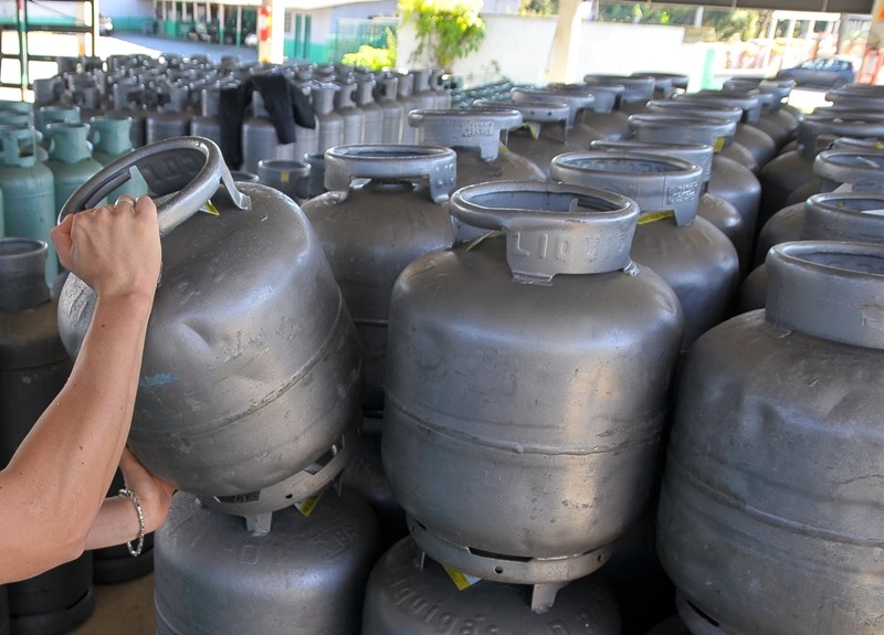 Empresa faz promoção e promete desconto de R$ 15 em recarga de gás de cozinha