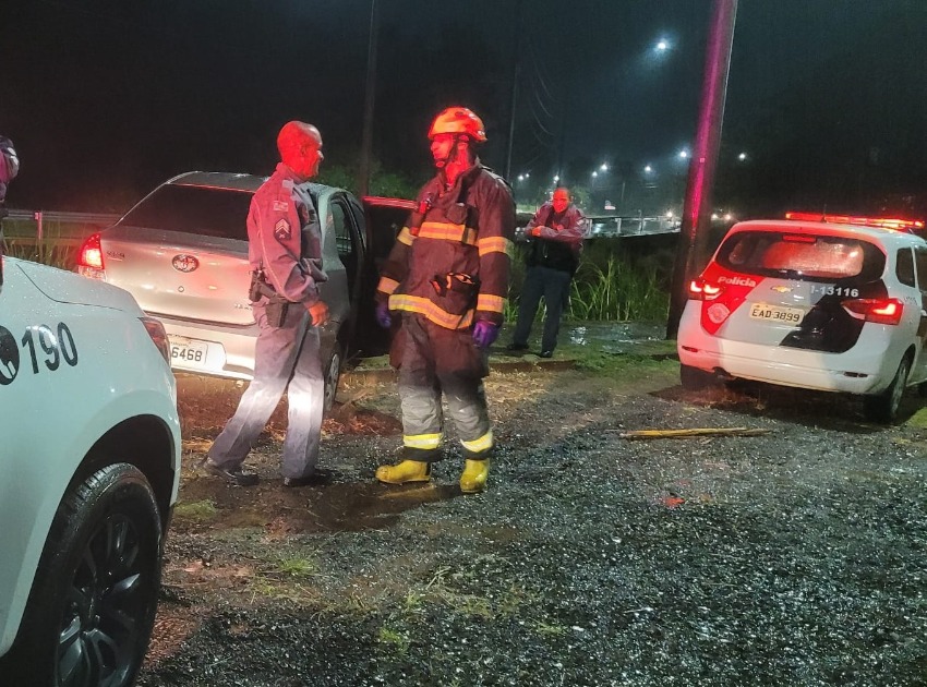 Carro quase despenca em córrego da Via Expressa em Araraquara