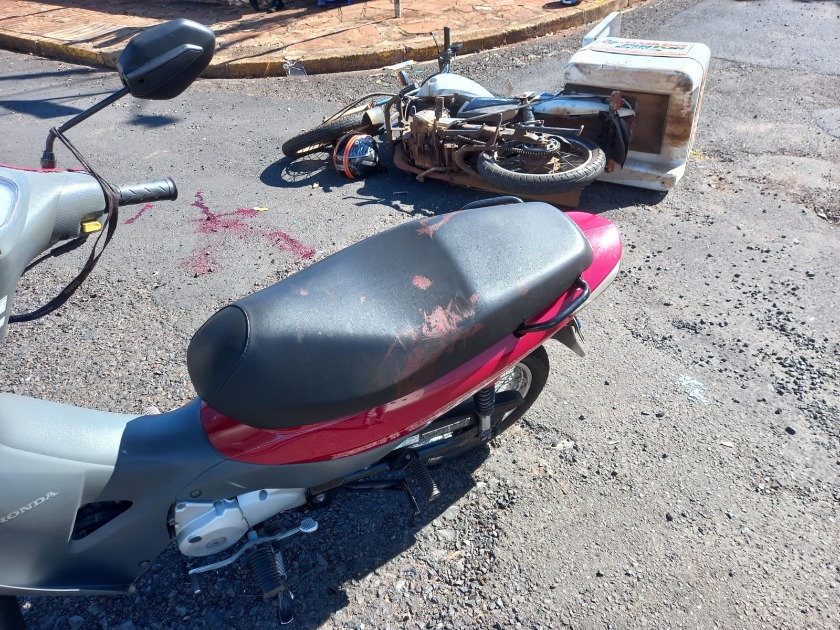 Colisão na Vila Xavier deixa motociclistas feridos; veja fotos