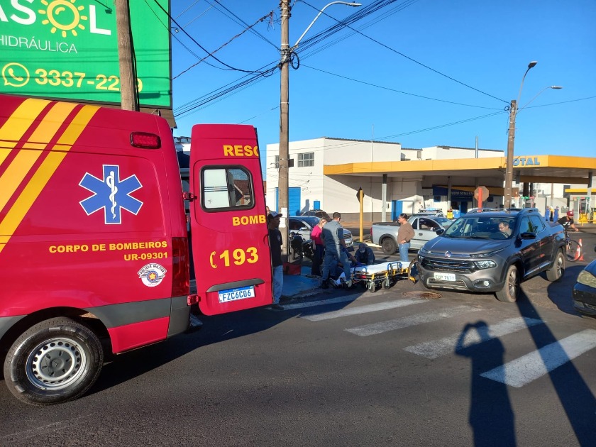 Acidente entre carro e moto deixa motociclista ferido na Vila Xavier em Araraquara