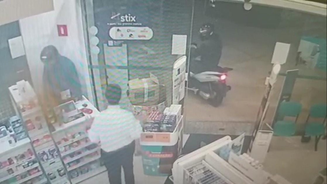 Imagens flagram ação de criminosos durante assalto a farmácia e padaria em Araraquara